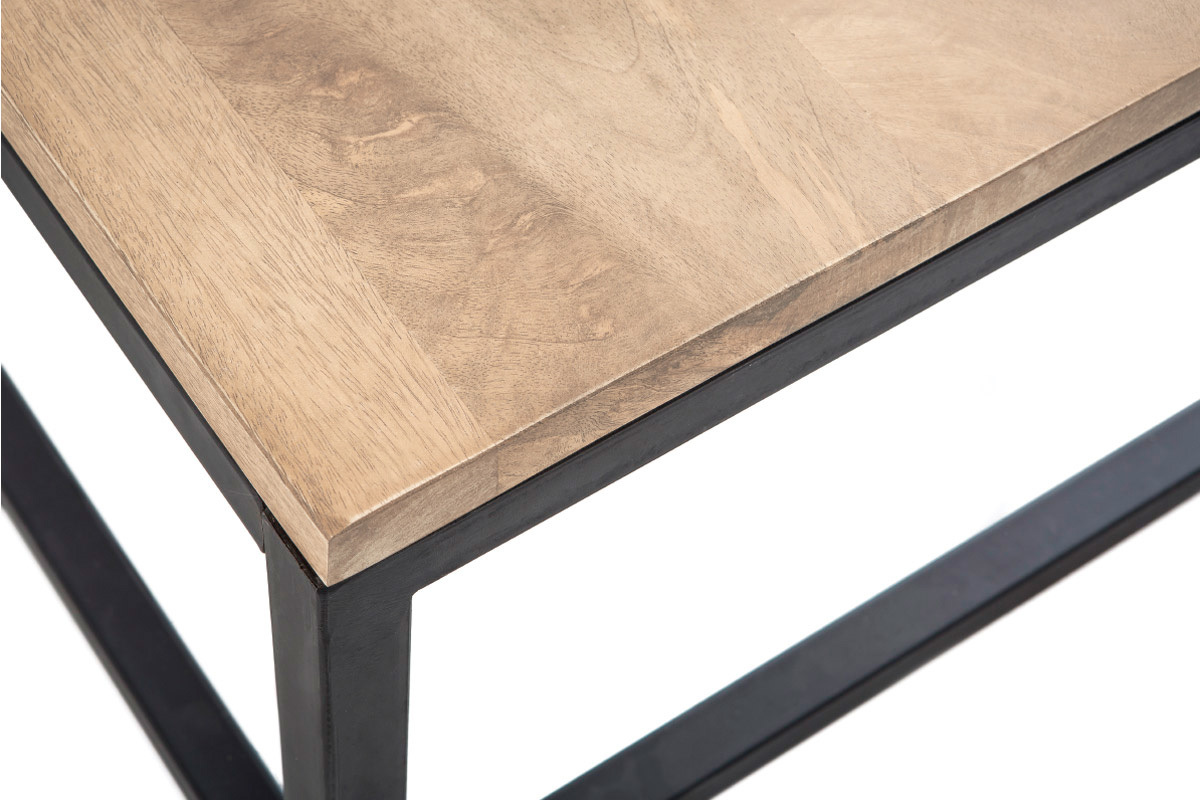 Mesa de centro rectangular de madera clara de mango maciza y metal negro, vista desde arriba.