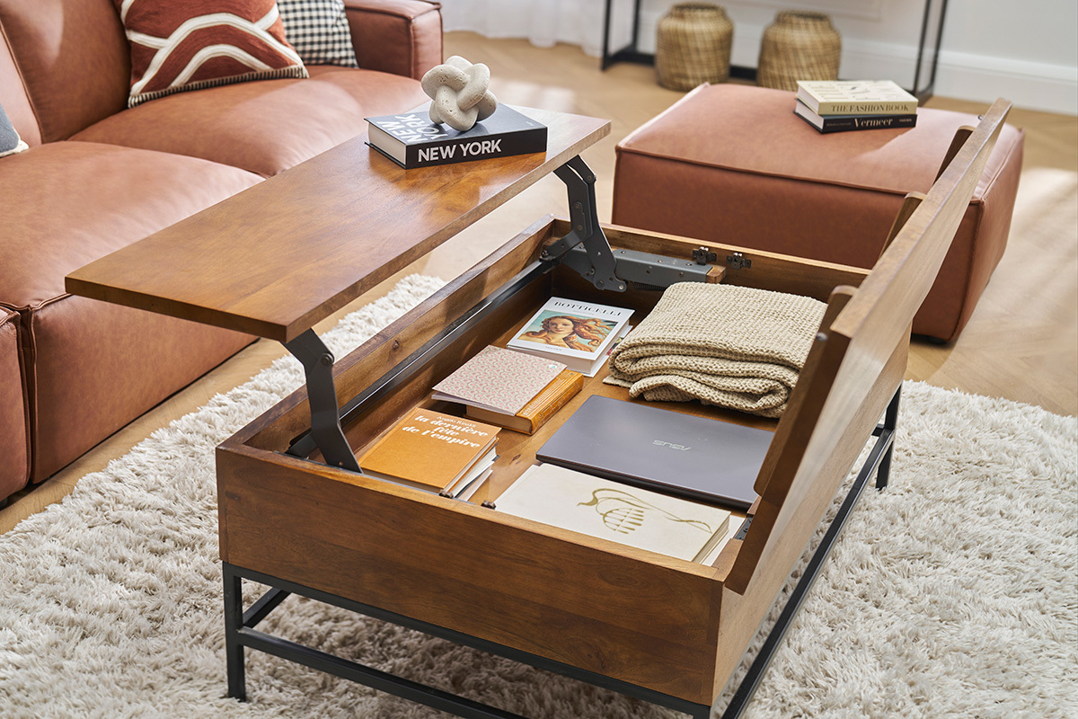 Mesa de centro elevable de madera de mango y metal negro con almacenamiento interior, vista de 3/4.