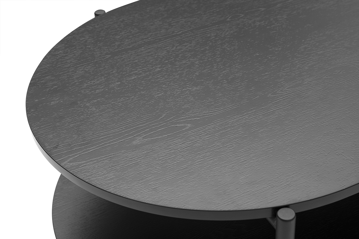 Mesa baja ovalada de madera negra con estante superior e inferior, vista ampliada.