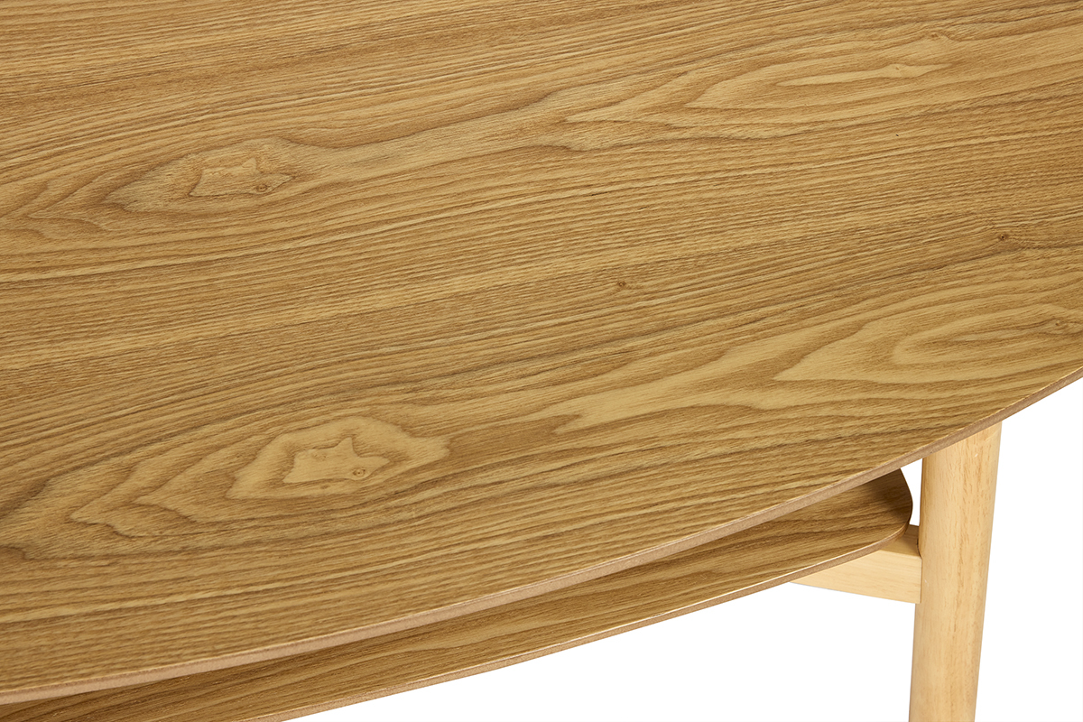 Primer plano de una mesa baja ovalada de madera clara con nudo visible.