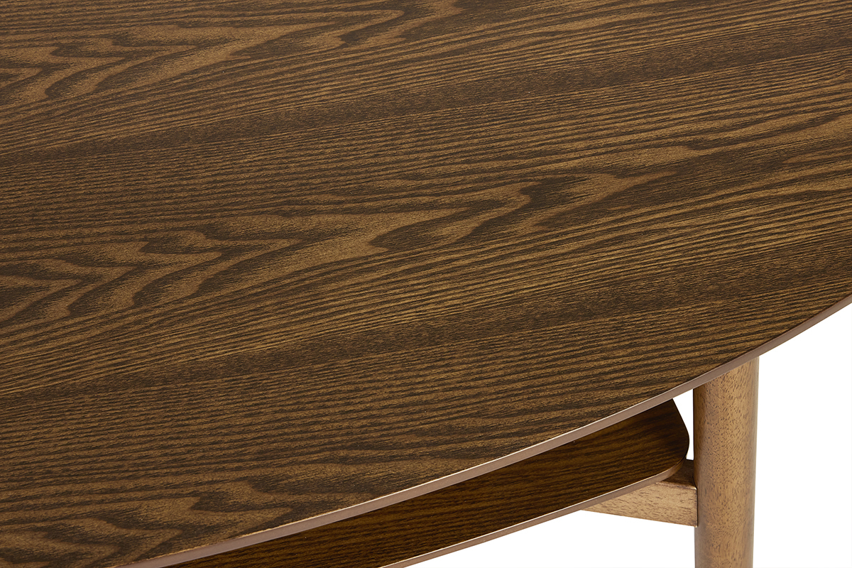 Primer plano de la mesa baja ovalada de madera oscura con patas estilizadas.