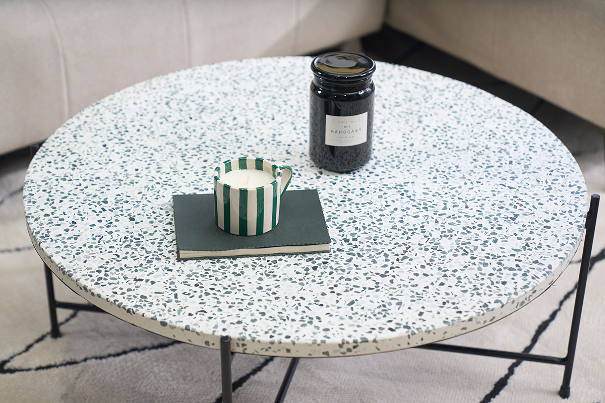Mesa baja redonda de dise�o en terrazzo y metal negro D81 cm MEZZO