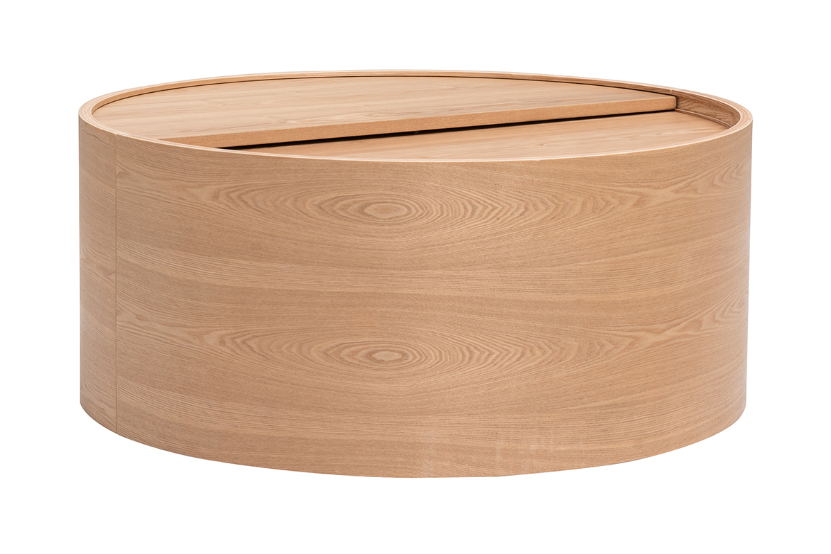 Mesa baja redonda de fresno en madera clara con tablero giratorio y espacio de almacenamiento, vista de 3/4.