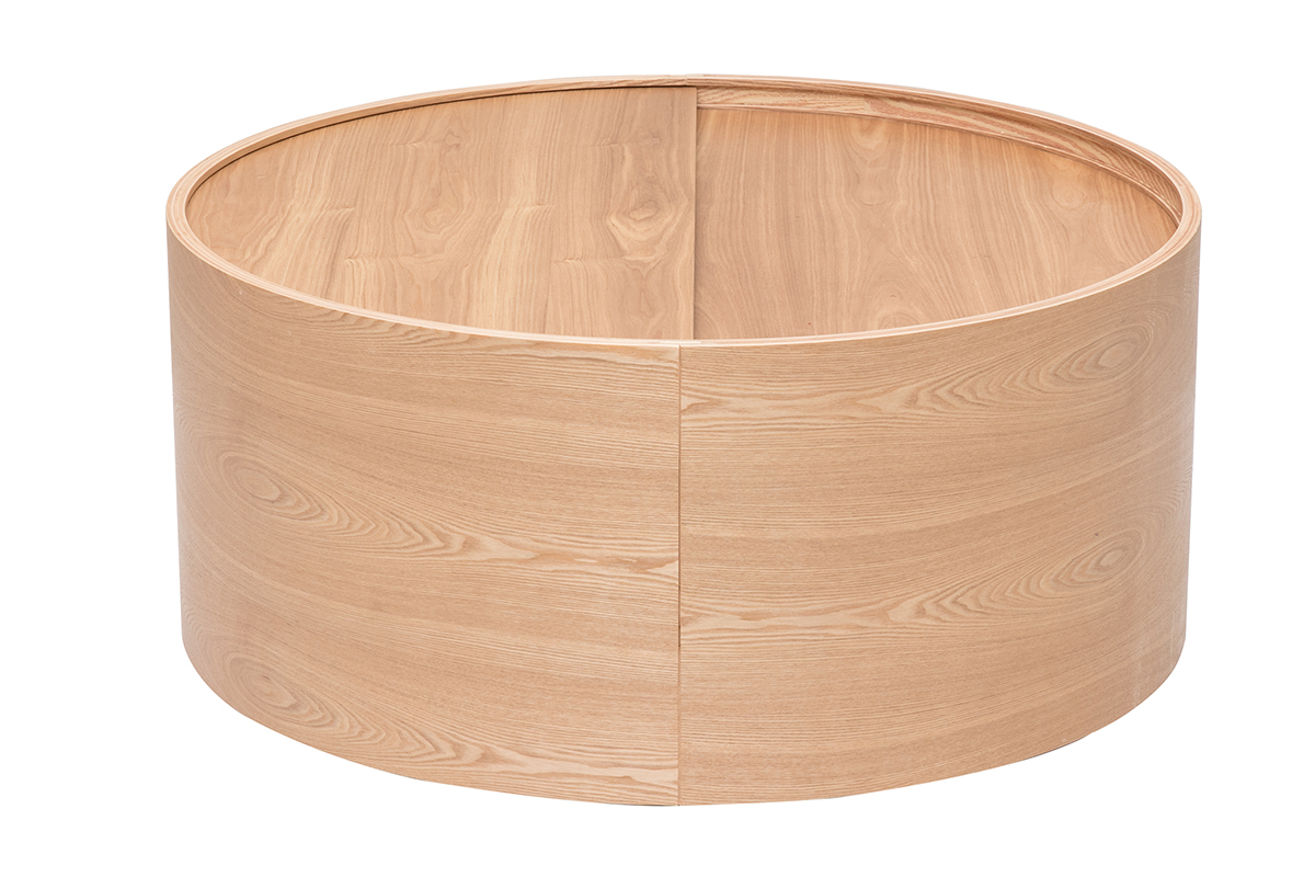 Mesa baja redonda de madera clara con bandeja giratoria, vista lateral.