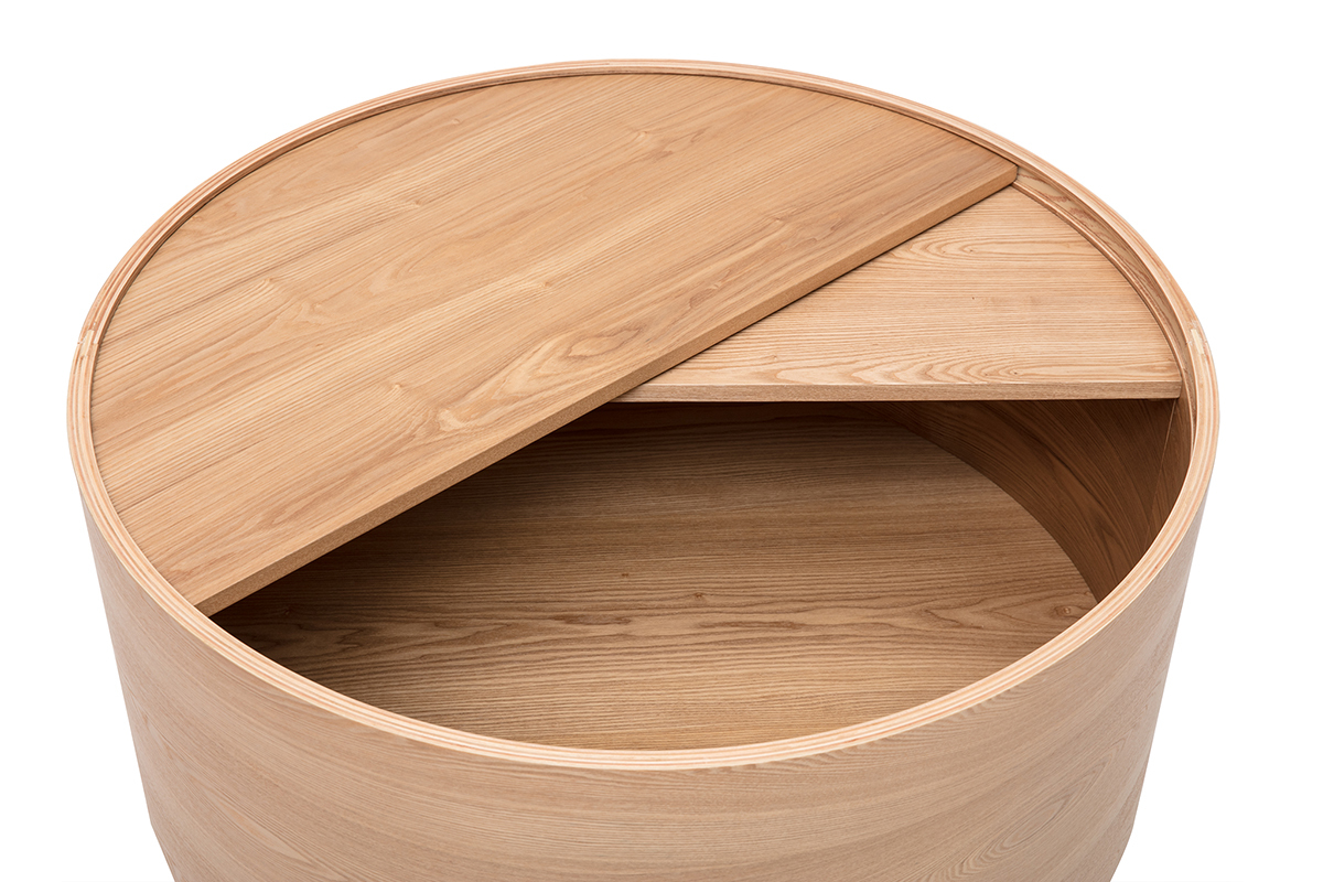 Mesa baja redonda de madera con tablero giratorio abierto y espacio de almacenamiento visible.