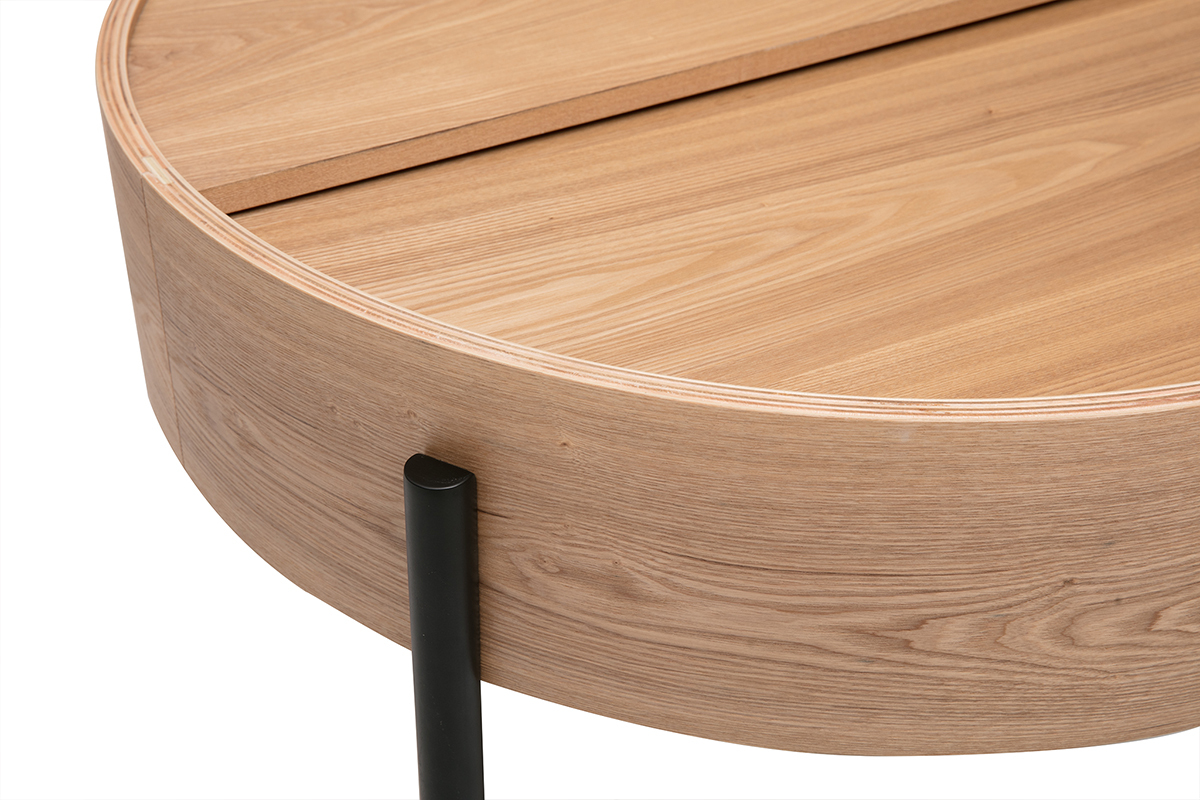 Mesa baja redonda de fresno claro con pie de metal negro, vista de cerca.