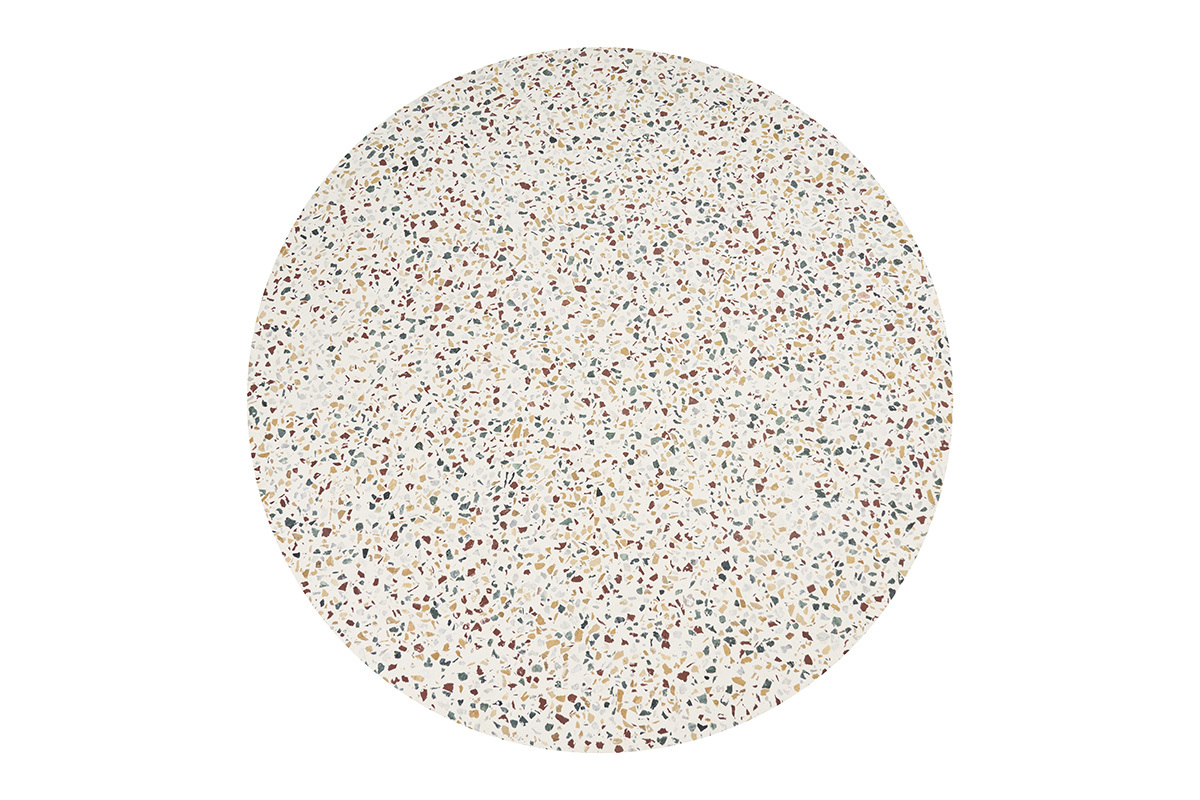 Mesa baja redonda de terrazzo vista desde arriba, con patrones multicolores.