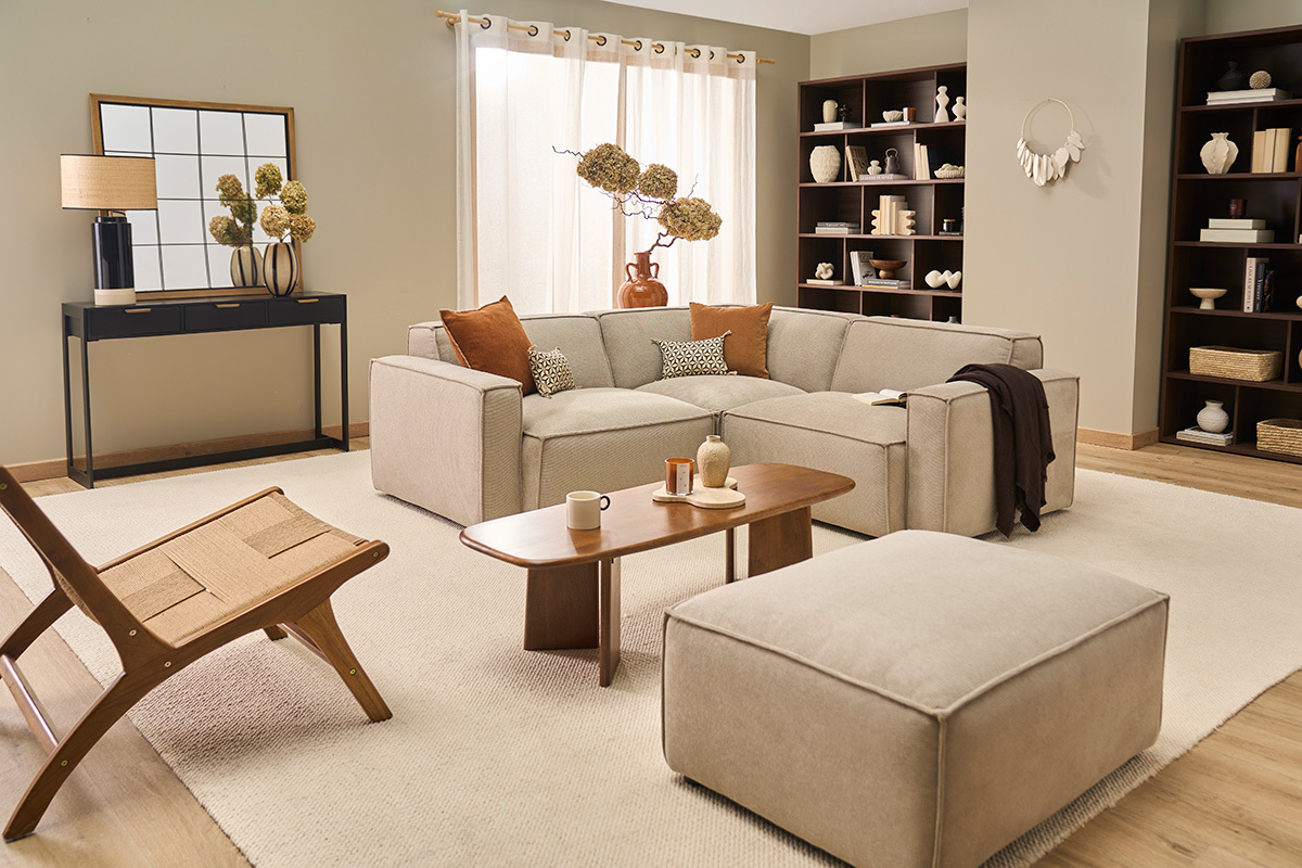 Consola negra con tres cajones, l�mpara y jarr�n decorativo, vista frontal en una sala de estar.