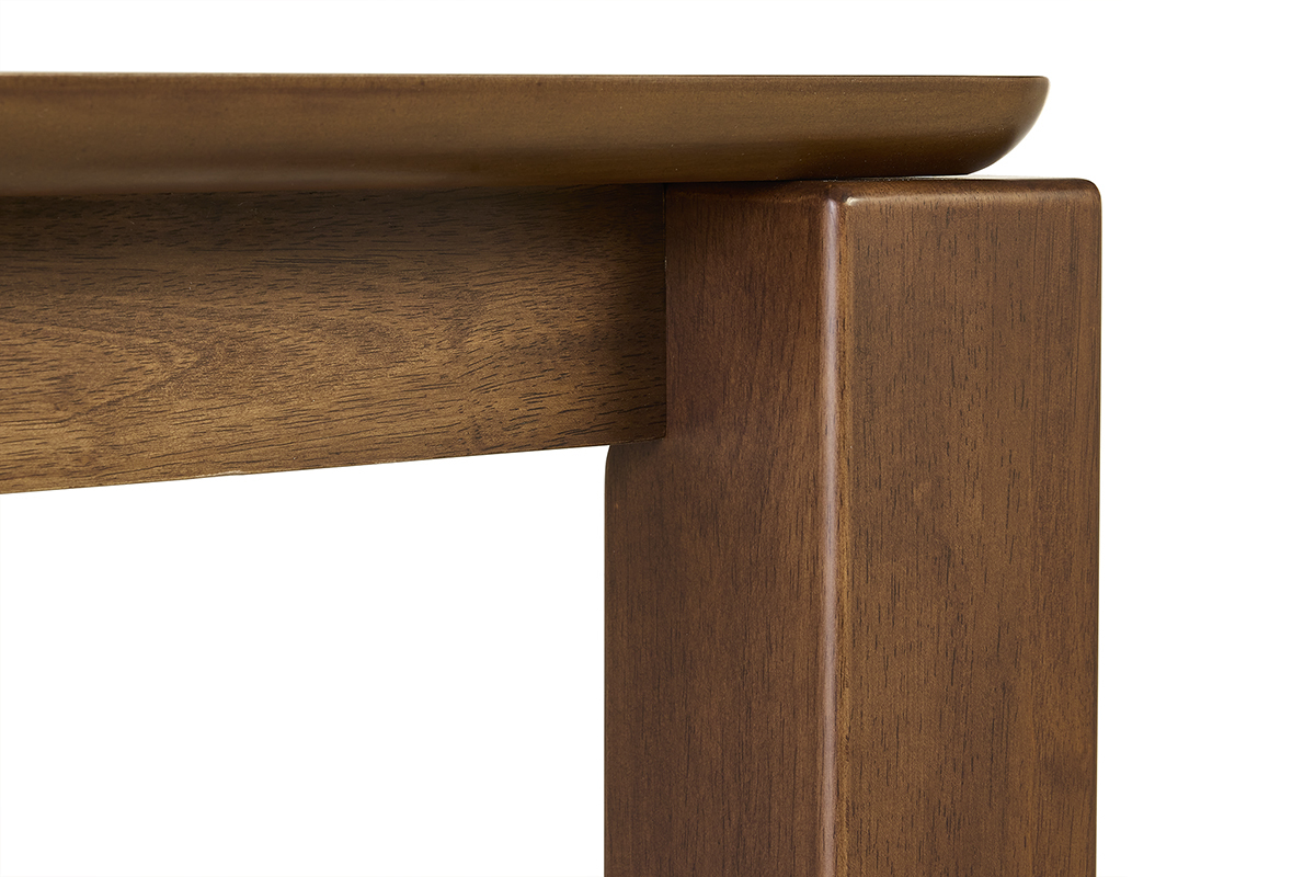 Mesa de comedor cuadrada de madera oscura, vista en detalle de la tapa y una pata.