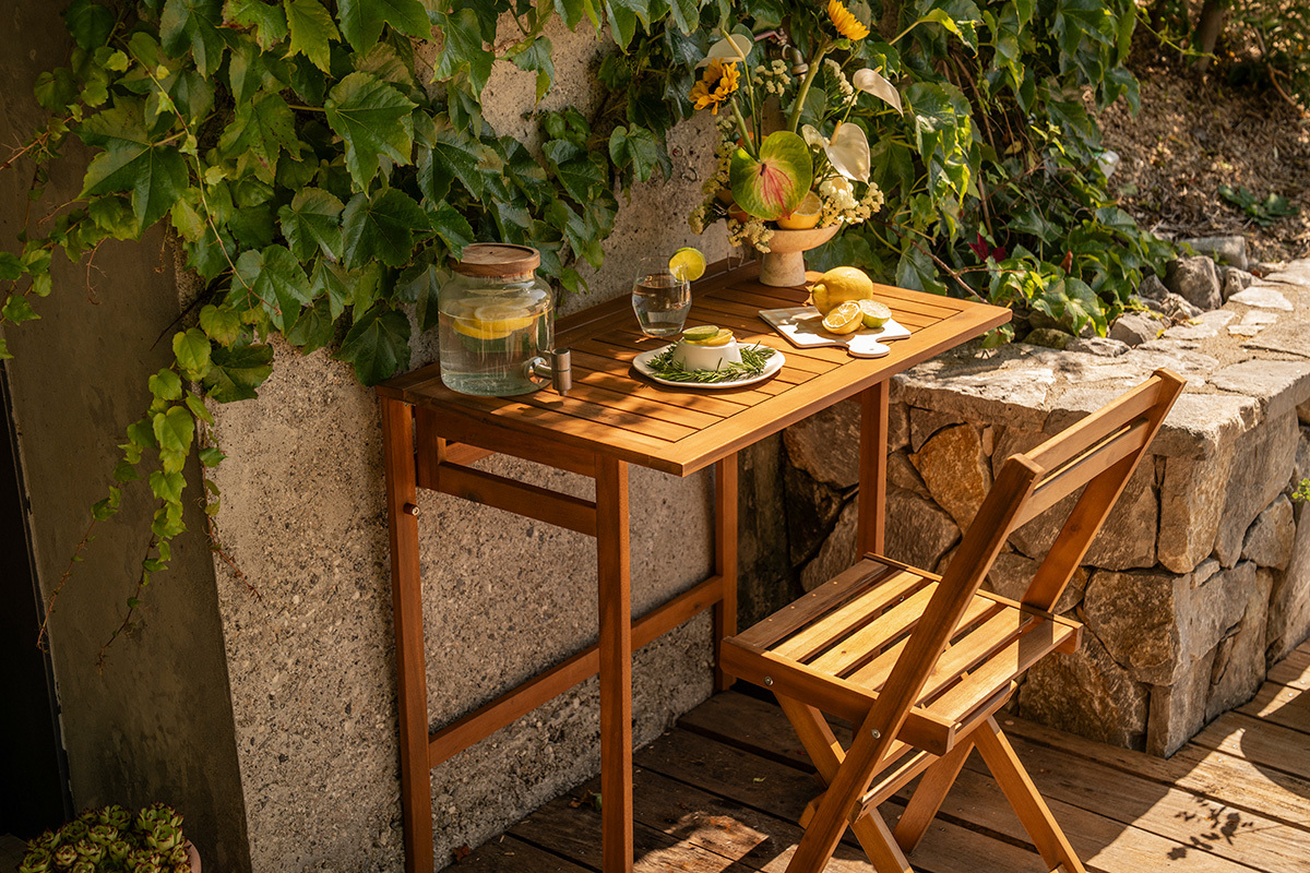 Mesa de balc�n plegable de madera maciza L80 cm CARMEN con decoraciones, vista frontal.