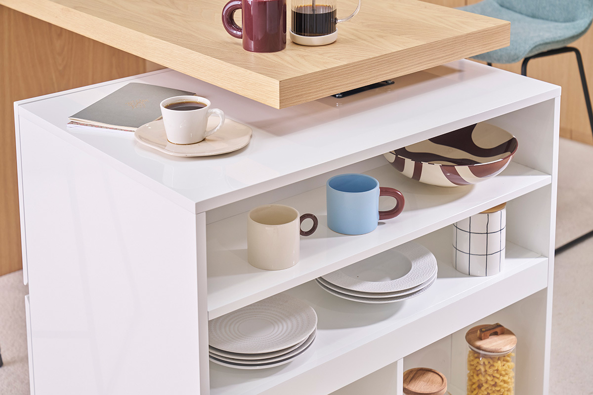Isla modular blanca y roble con tazas y almacenamiento abierto y cerrado, vista de 3/4.