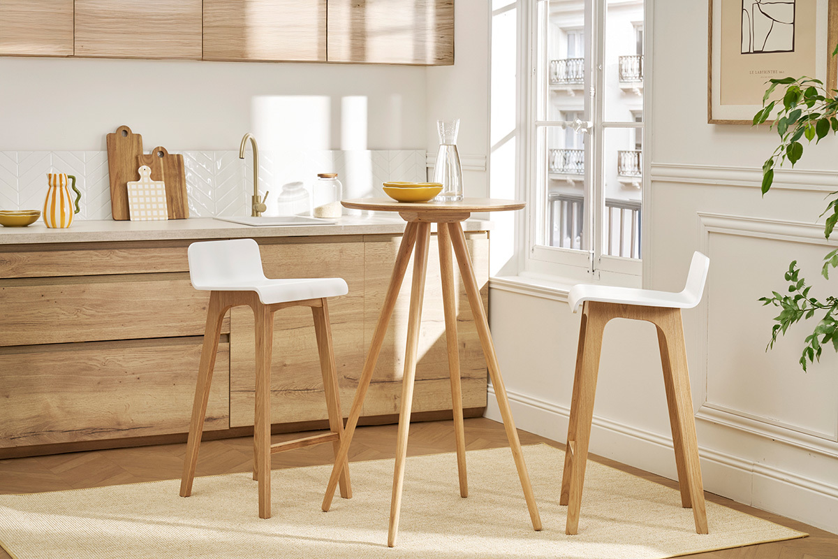 Mesa de bar redonda de madera de 60 cm con taburetes en una cocina moderna.
