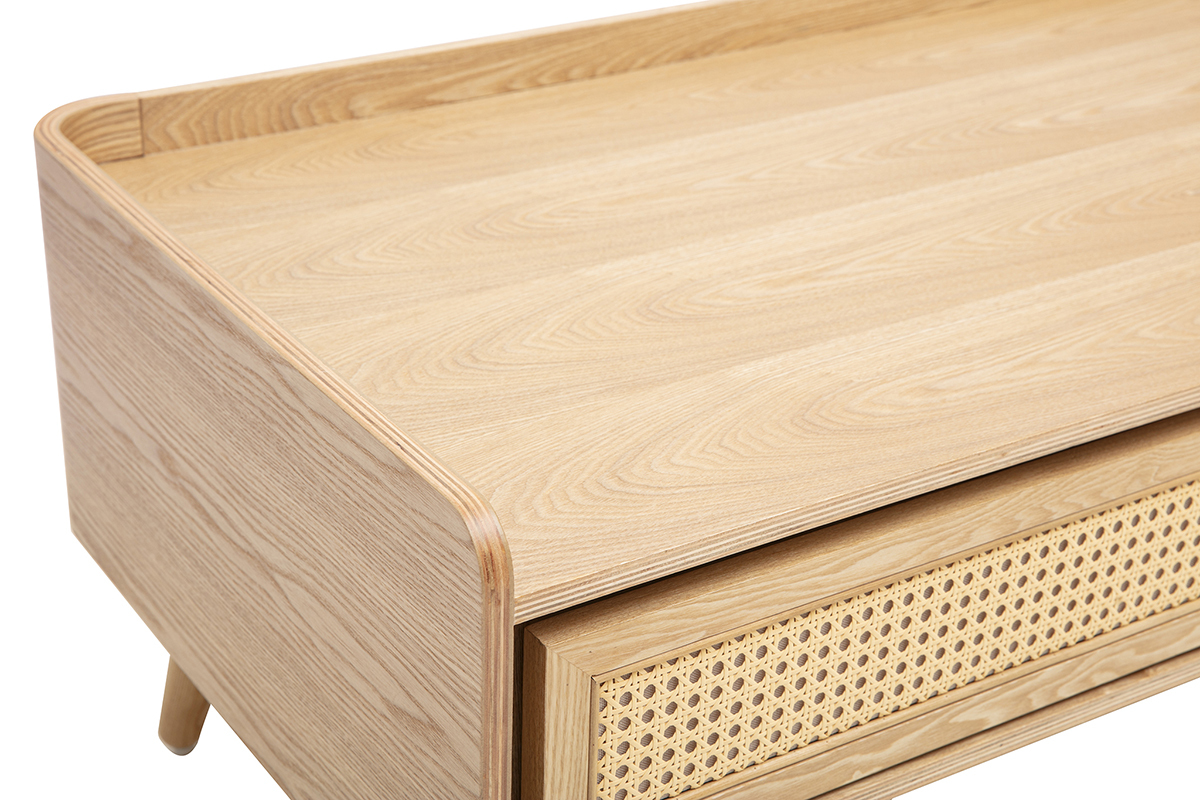 Mesa baja de madera clara de fresno con caj�n de rejilla de rat�n, vista superior.