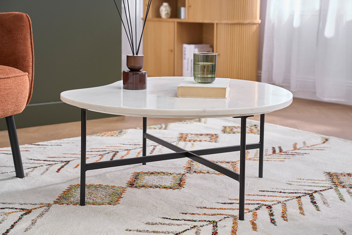 Mesa baja de m�rmol blanco y metal negro SASSO con libro y vaso, vista lateral.