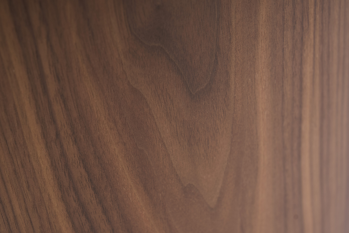 Primer plano del veteado de la madera oscura de nogal de la mesa de centro de dise�o ovalada ASSA.
