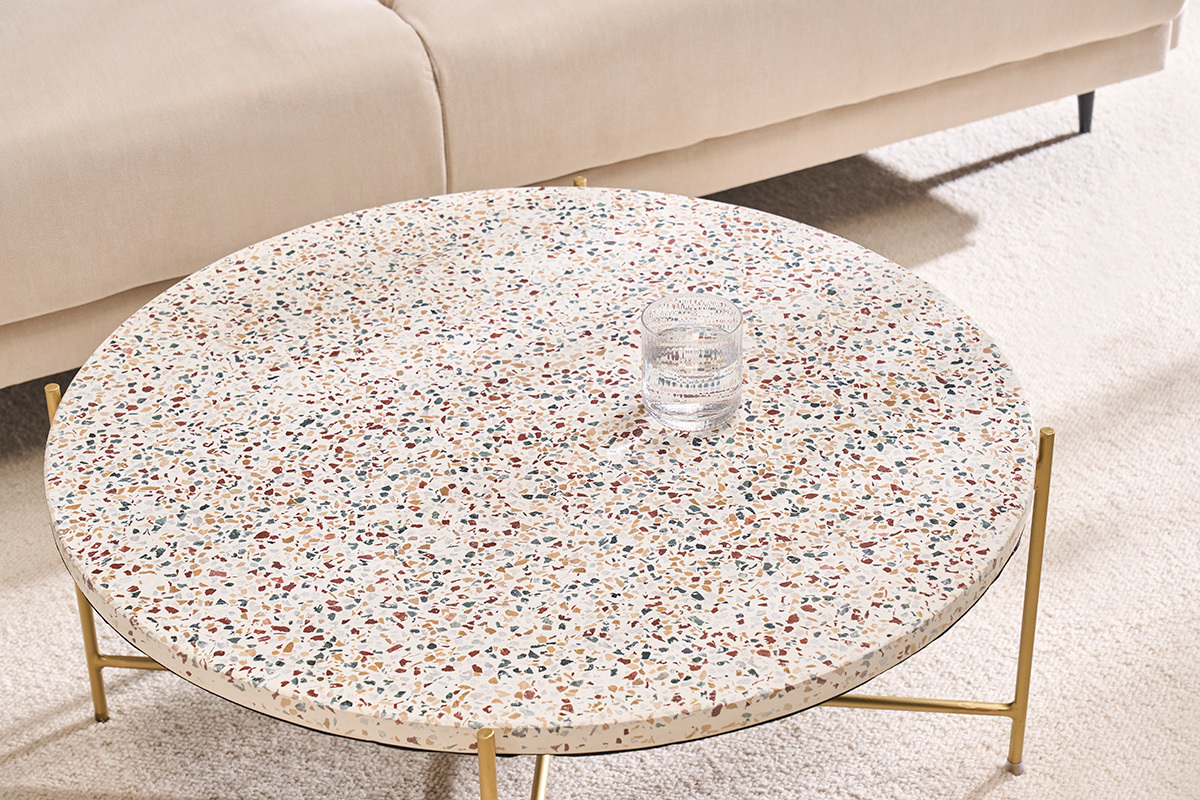 Mesa de centro de diseo redonda de terrazo y metal dorado 81 cm dim. MEZZO