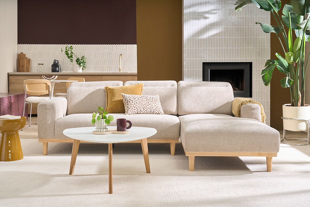 Mesa de centro escandinava EKKA blanca y madera clara, vista frontal con sof� y decoraci�n interior.