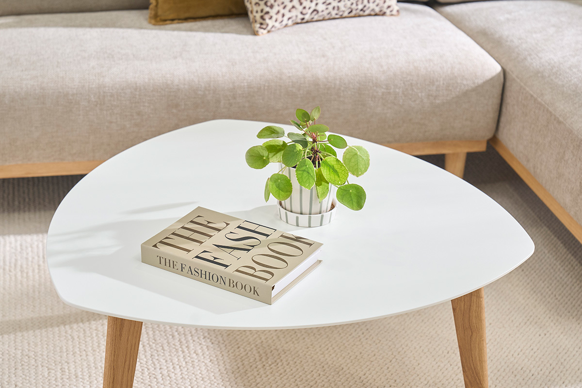 Vista superior de la mesa de centro escandinava blanca EKKA con un libro y una planta