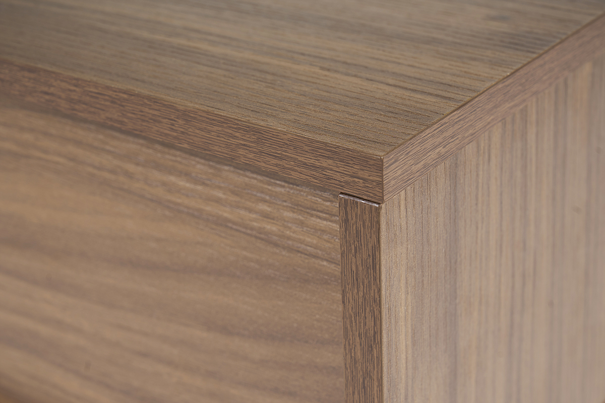 Detalle de una mesa baja en madera oscura con acabado de nogal.