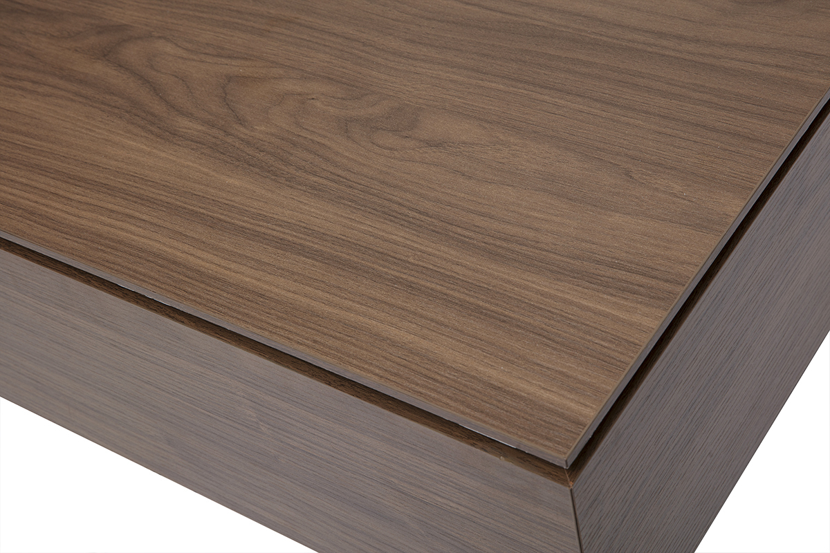 Primer plano de la mesa de centro elevable en madera con acabado en nogal.