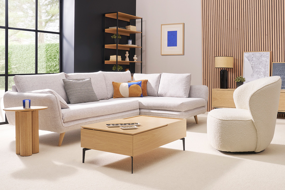 Mesa baja elevable SEDA de madera con patas de metal negro en un saln moderno.