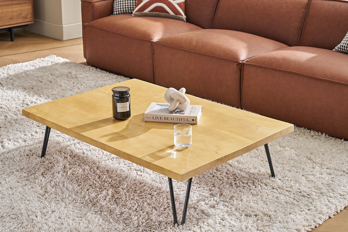 Mesa baja rectangular de madera de mango con patas de metal negro, vista angular, sobre alfombra blanca.