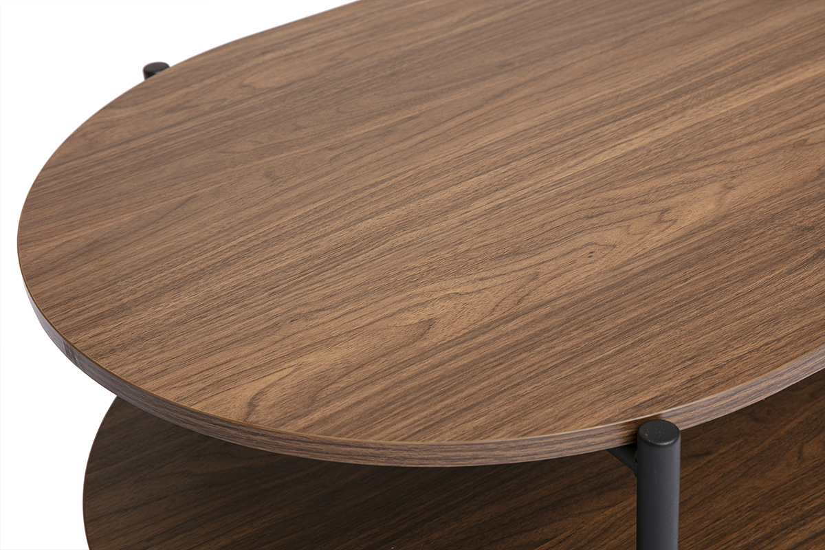 Mesa baja ovalada de madera con acabado en nogal y estructura de metal negro, vista cercana.