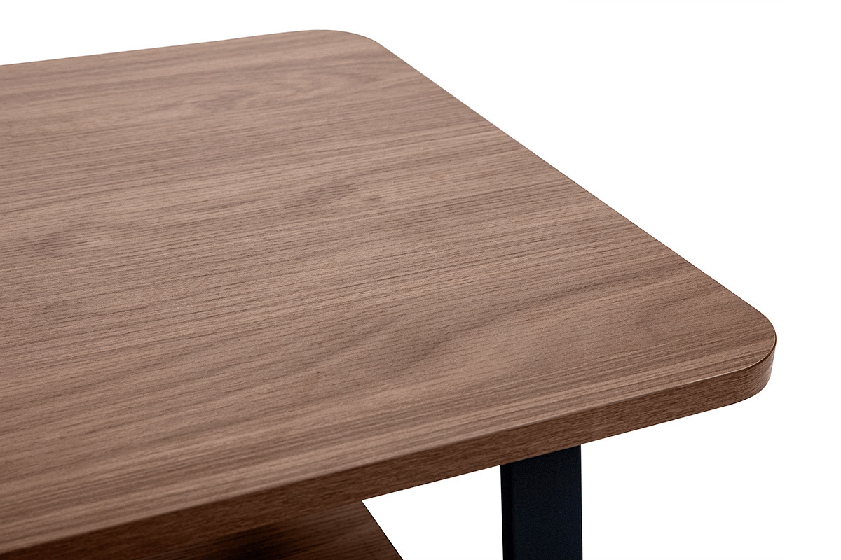 Detalle del tablero de la mesa de centro rectangular de madera de nogal y metal, vista superior.