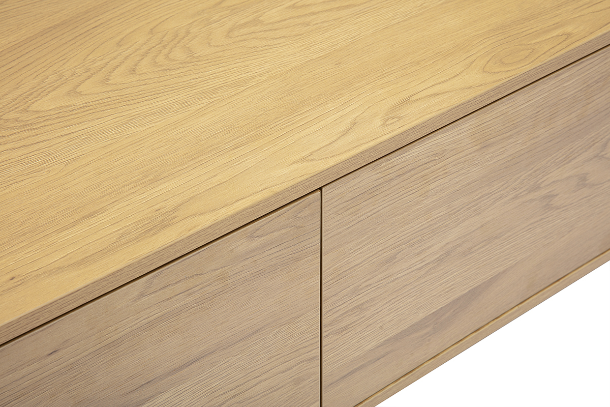 Mesa de centro rectangular con 2 cajones en acabado de madera clara de roble, vista de cerca.