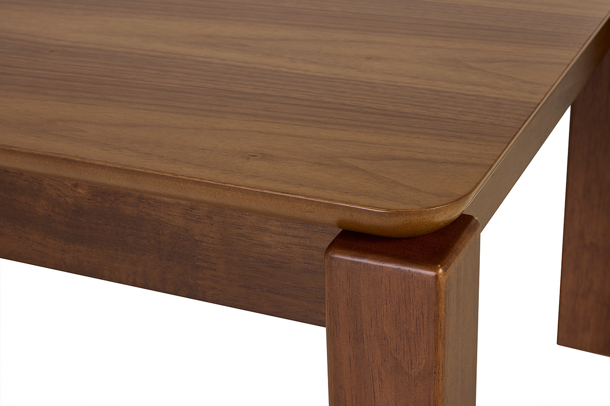 Detalle de la bandeja y de una pata de la mesa de centro rectangular de madera oscura nogal