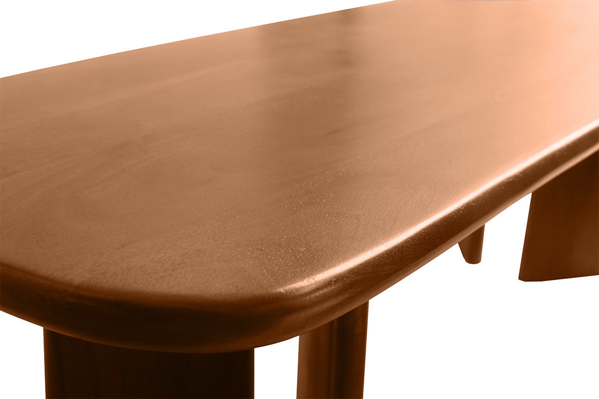 Mesa baja SOTA en madera de mango slido, vista cercana del tablero redondeado.