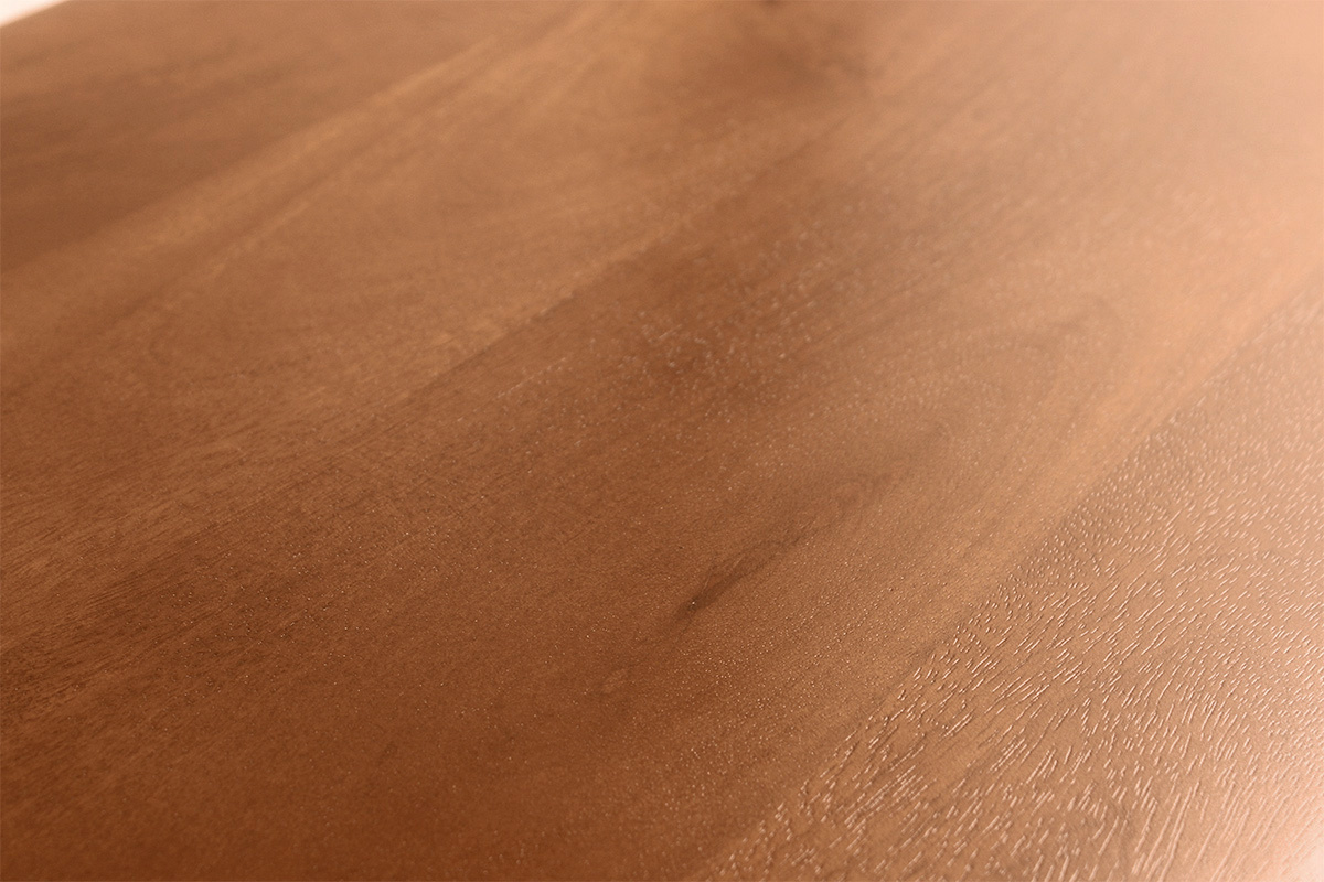 Primer plano del tablero de madera maciza de mango teida de la mesa baja SOTA.