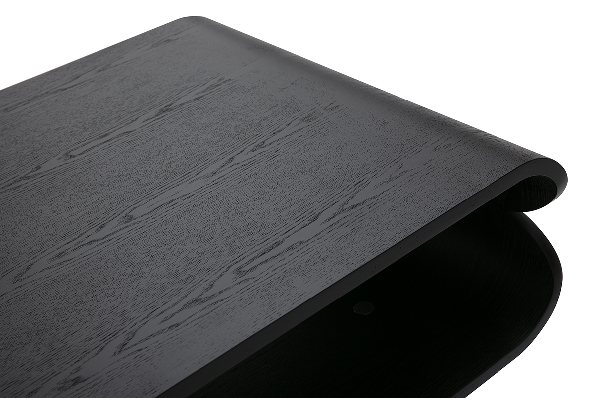 Vista de cerca de una mesa de centro rectangular escandinava de madera negra con acabado en chapa de fresno.
