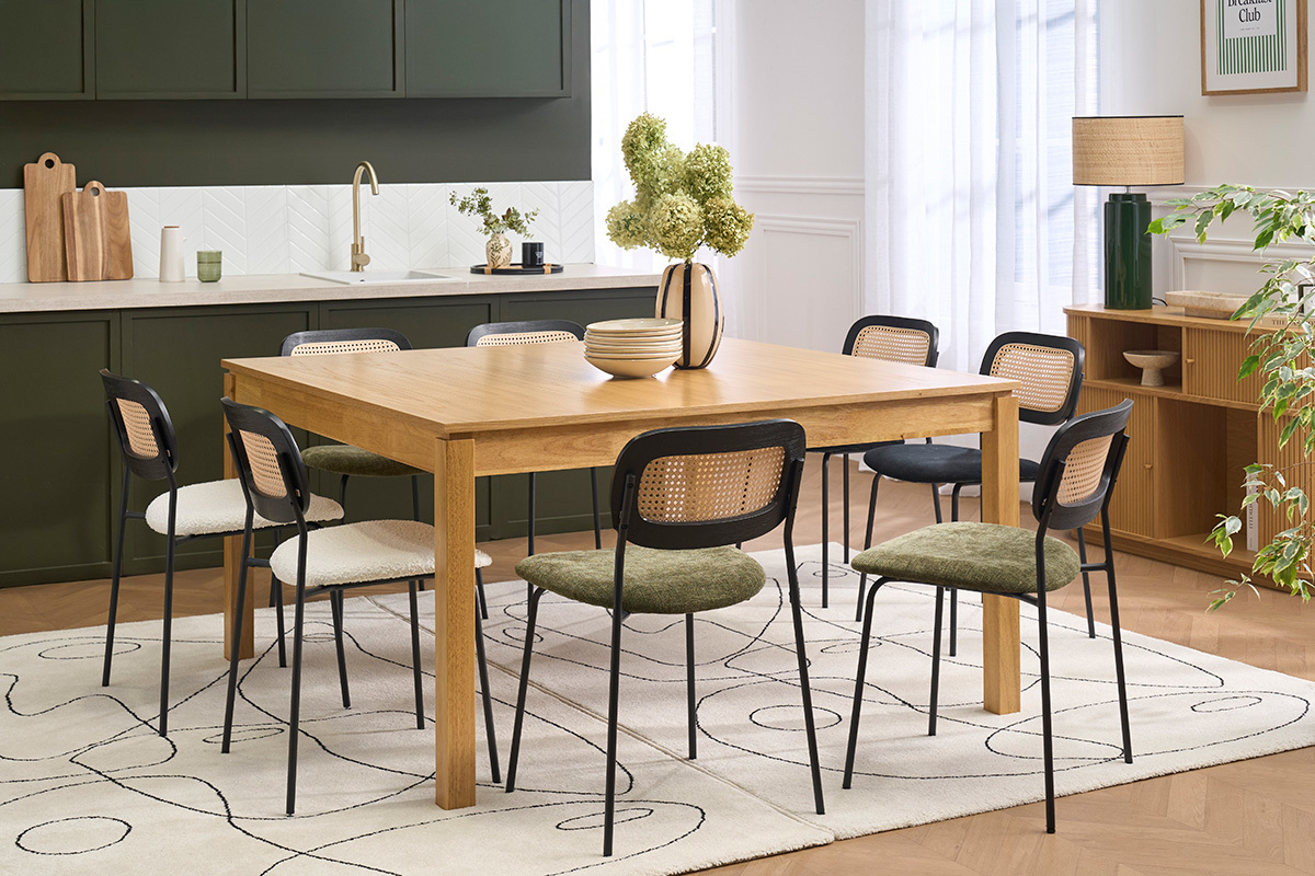 Mesa de comedor cuadrada de madera clara con sillas, en un comedor moderno.