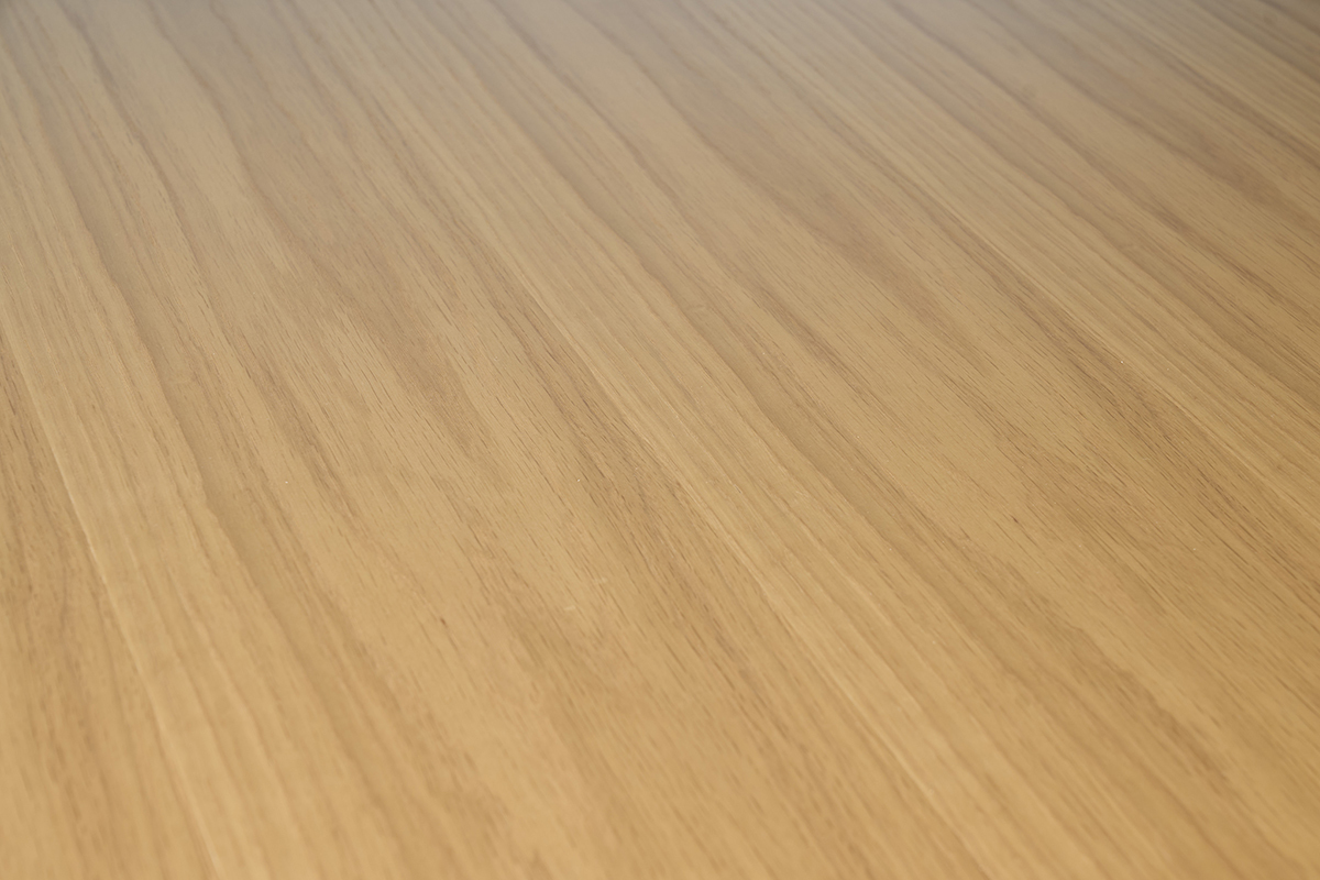 Superficie de madera clara de la mesa de comedor cuadrada SYLVA.