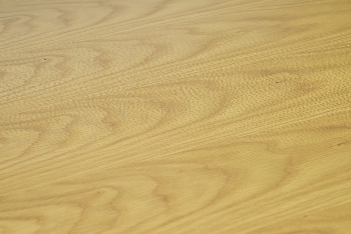 Primer plano de la bandeja de madera clara de la mesa LEENA.