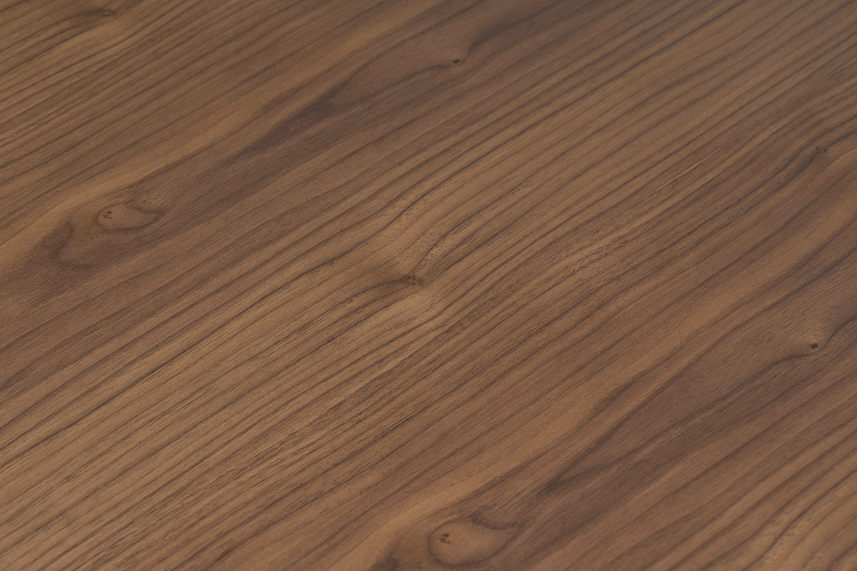 Superficie de la mesa de comedor KUALA en madera oscura nogal, mostrando la veta natural.