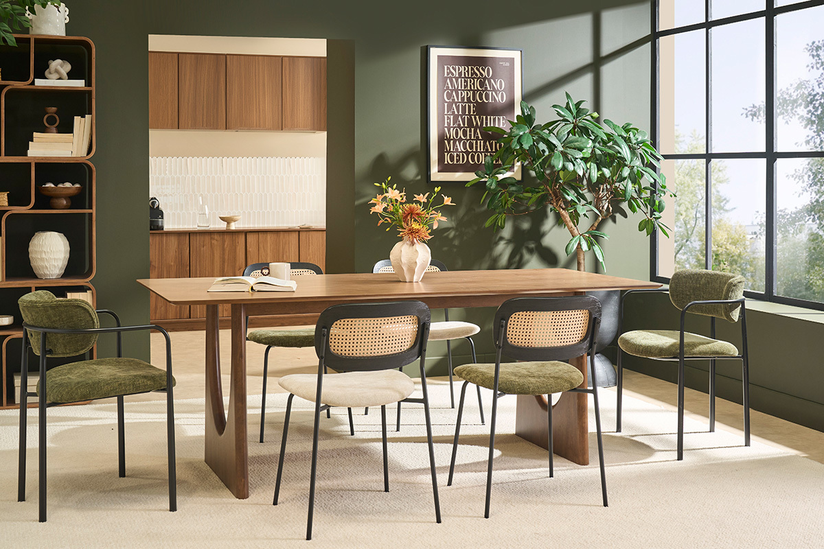 Mesa de comedor rectangular KUALA con seis sillas alrededor, vista general en un interior contempor�neo