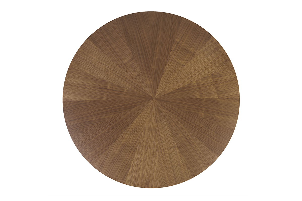 Mesa redonda de nogal vista desde arriba con chapa de sol.