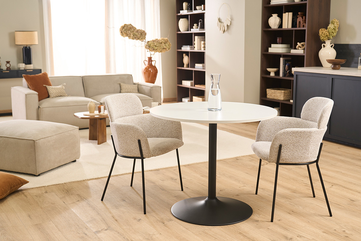 Mesa redonda blanca y metal negro CALISTA con dos sillas.