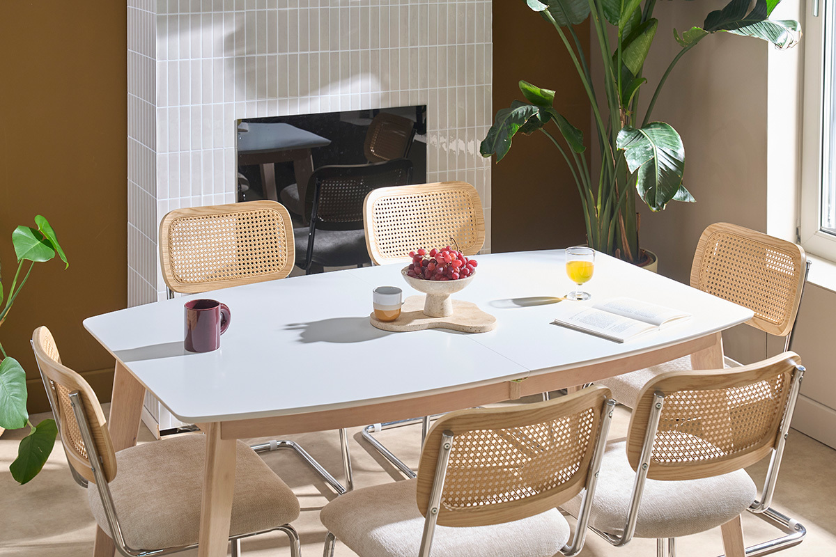 Mesa de comedor extensible escandinava blanca y de madera clara con sillas ELYNA, vista superior.