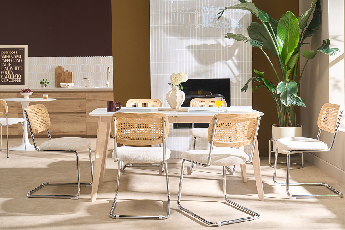Mesa de comedor extensible escandinava blanca y de madera clara con sillas ELYNA, vista general