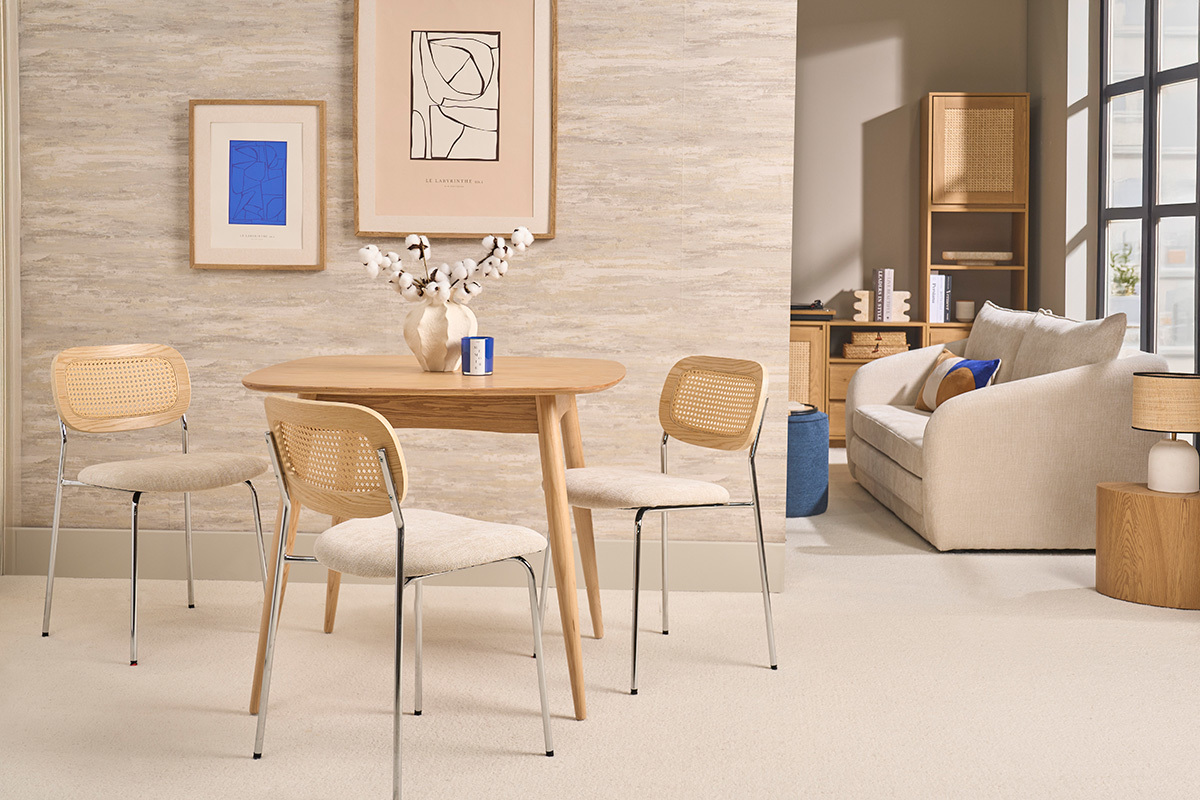 Mesa de comedor escandinava cuadrada de fresno natural con sillas en un interior moderno