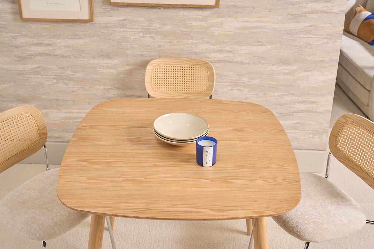Mesa de comedor escandinava cuadrada de fresno natural con platos y taza, �ngulo inclinado