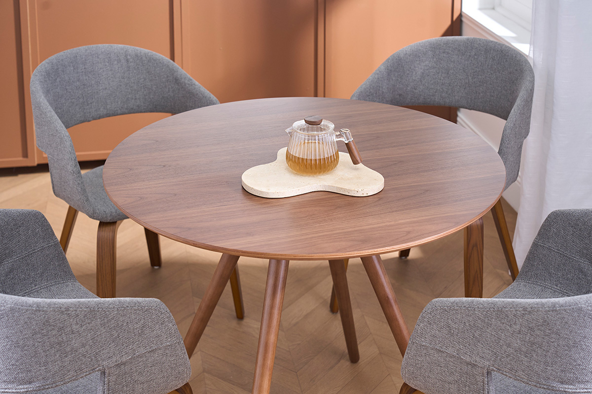 Mesa de comedor redonda ARTIK en nogal con silla gris, vista superior.