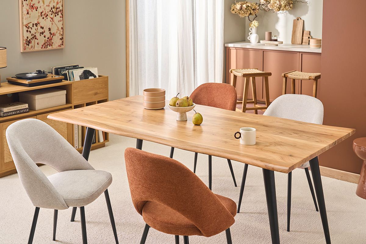 Mesa de comedor EDGE de madera y metal negro con sillas, vista angular.