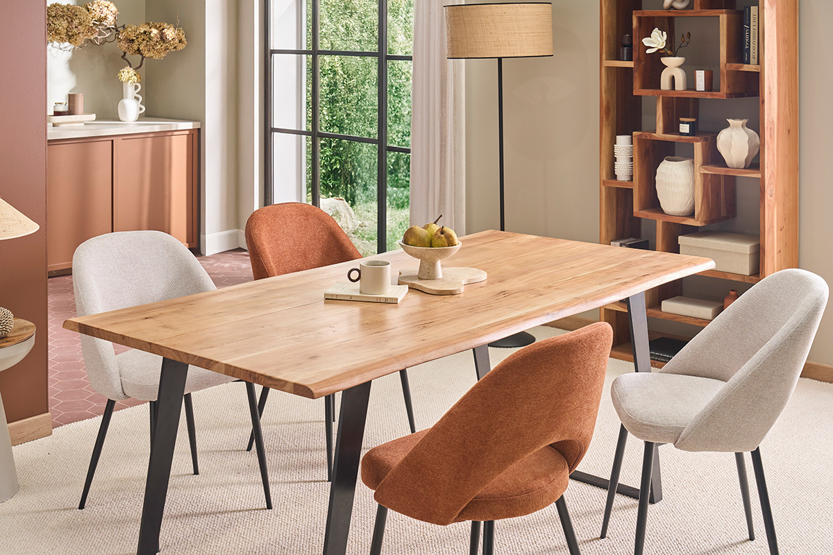 Mesa de comedor rectangular de madera y metal negro con sillas, vista interior.