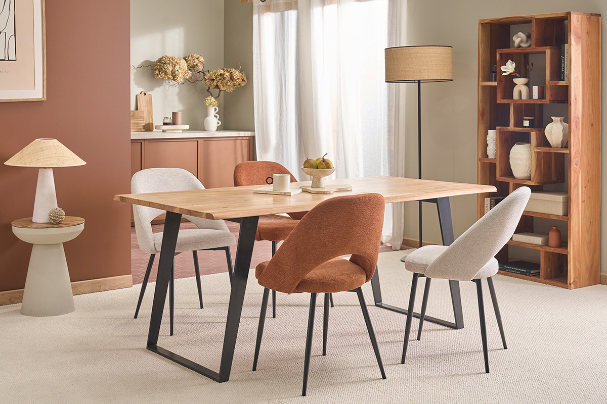 Mesa de comedor rectangular de madera y metal, rodeada de sillas en un comedor moderno.