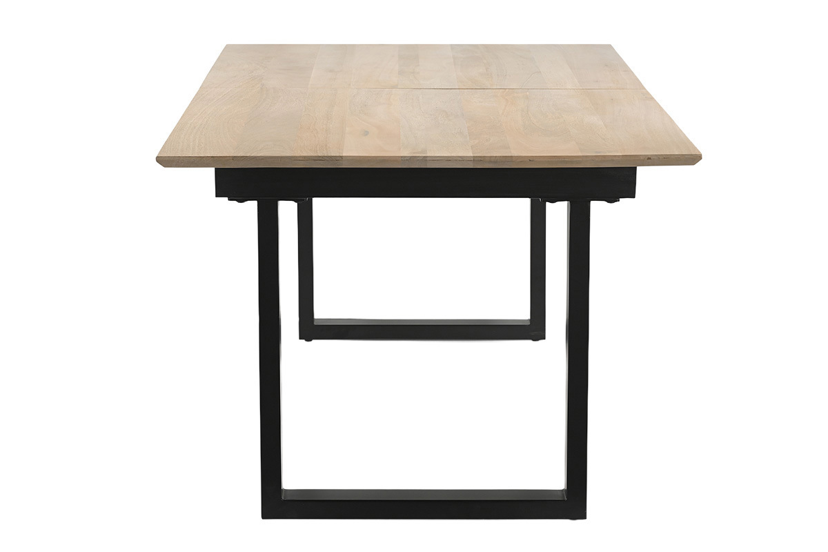 Mesa de comedor extensible de madera clara de mango maciza y metal negro, vista de perfil.