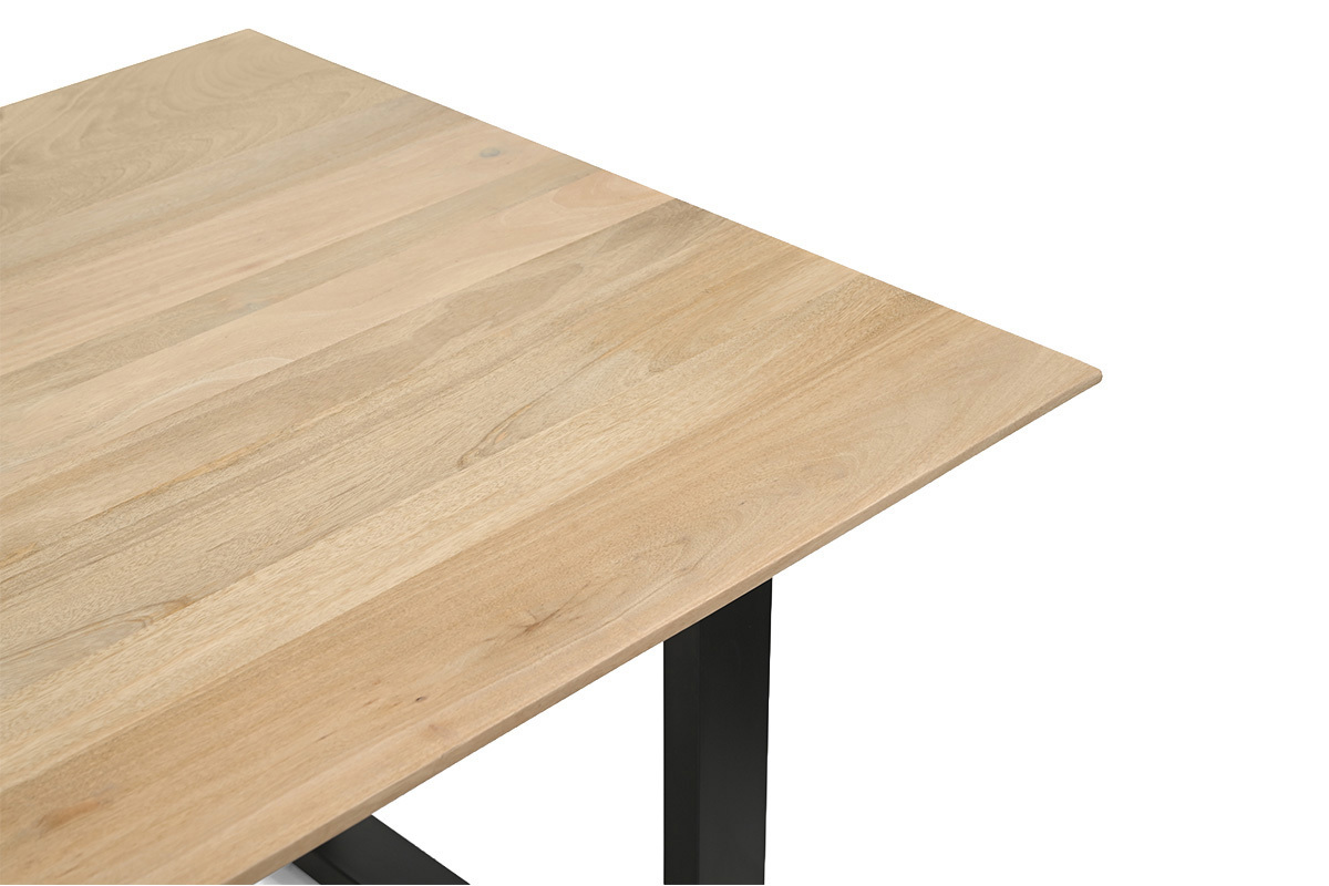 Mesa de comedor extensible de madera clara de mango maciza con base de metal negro, vista desde arriba